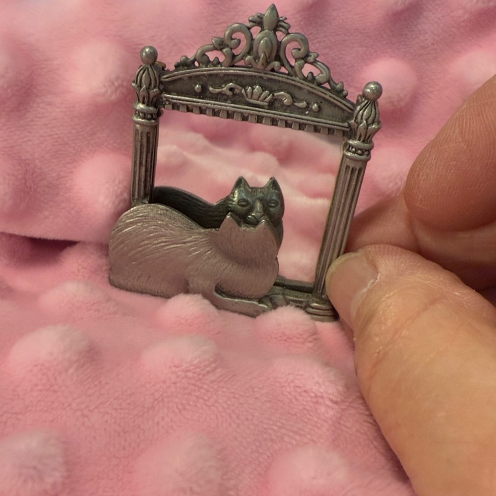 JJ Jonette Brooch Pin Kitten Cat in Mirror Vintage Signed Pewter 2.25"x1.75"